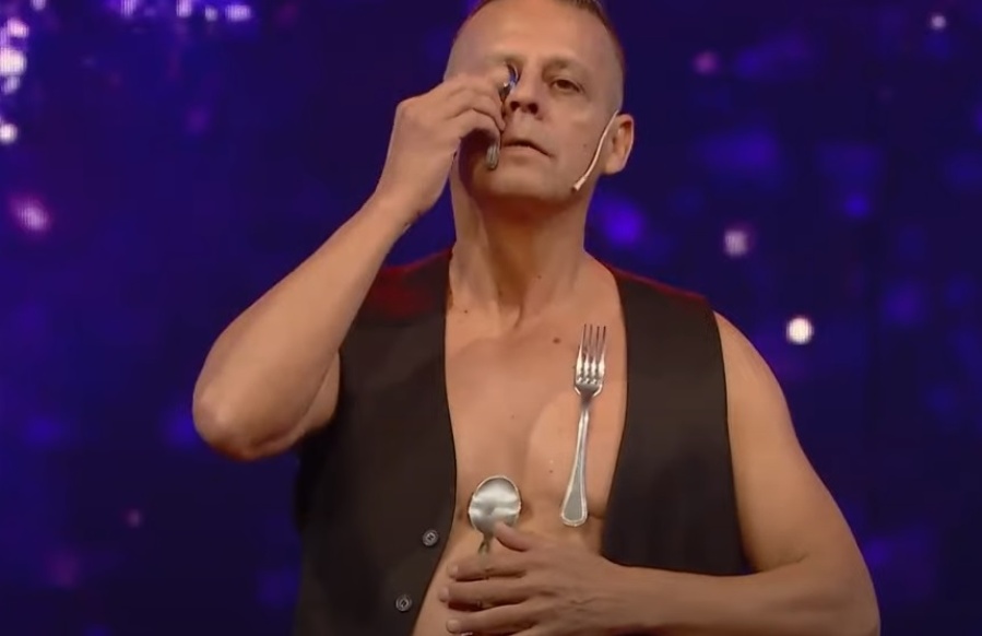 Tiene 56 años, presentó una ”prueba de riesgo” pero la cadenita dentro de su nariz logró que no siga en Got Talent Argentina