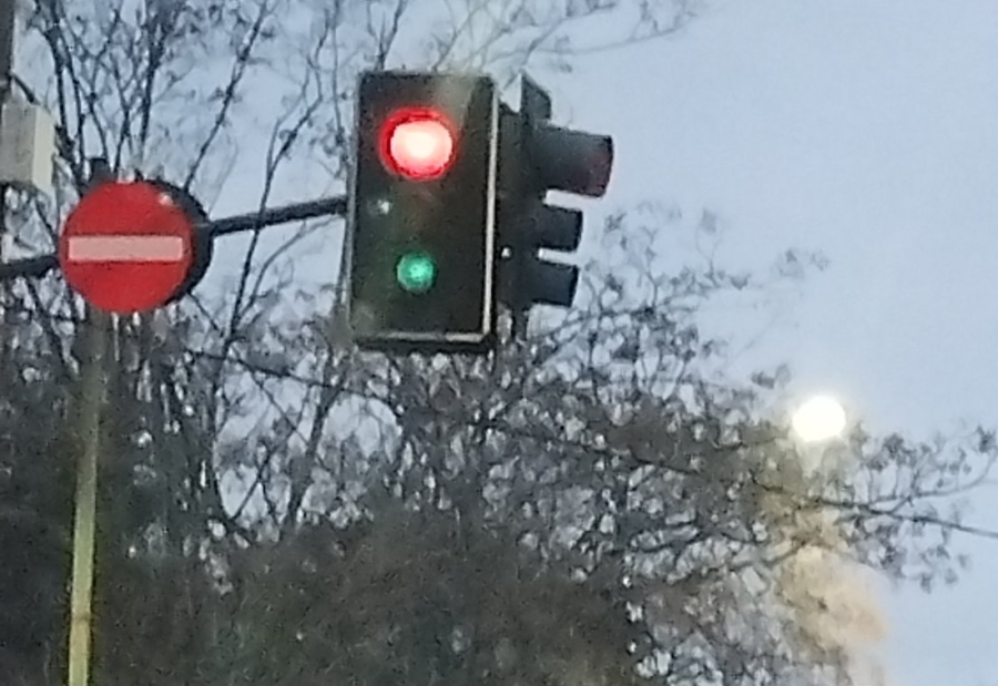 El semáforo más confuso del mundo en La Plata: un vecino alertó por la situación en una esquina muy transitada
