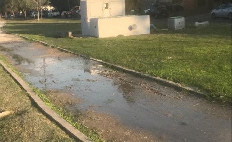 En 46 y 131 reclaman por la pérdida de una bomba de agua que actúa como un ”criadero de mosquitos”