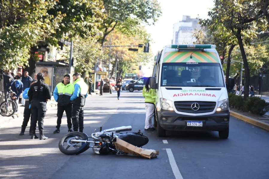 Un auto y una moto colisionaron en pleno centro platense y tuvo que intervenir el SAME