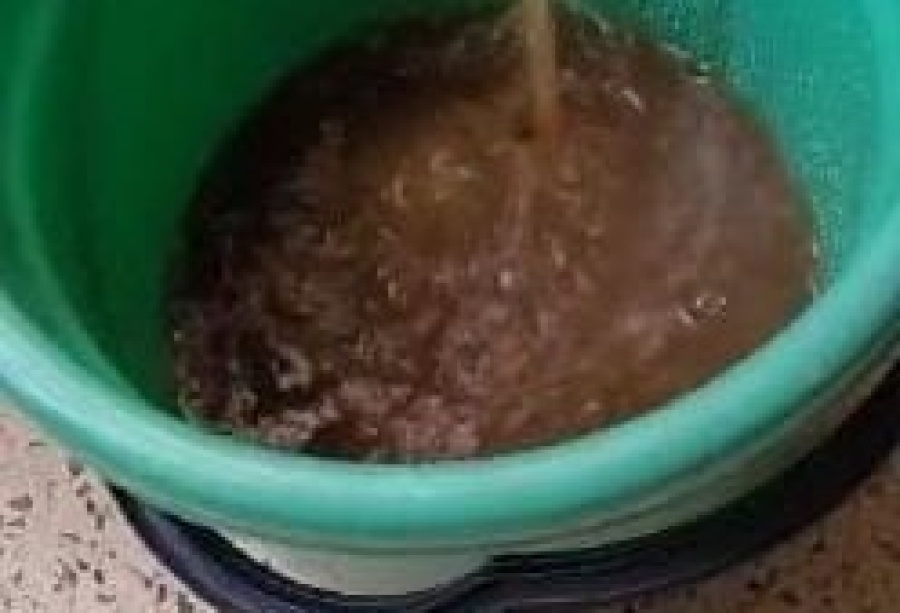 Vecinos de Plaza Yrigoyen reclamaron por el estado en que sale el agua de las canillas: ”Hace cuatro días que estamos así”