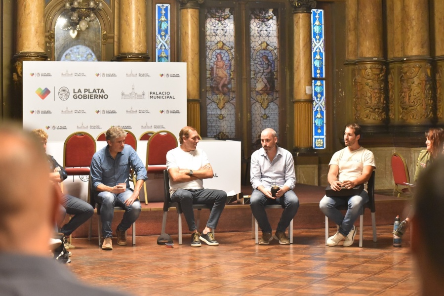 ”24 horas en la calle, nada de escritorio”: Garro reunió a los delegados y aceitan el ”puerta a puerta” en modo campaña