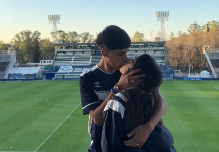 La hermosa historia del besazo en cancha de Gimnasia que se hizo viral: ”Lo vi, me miró y me acerqué para hablarle”