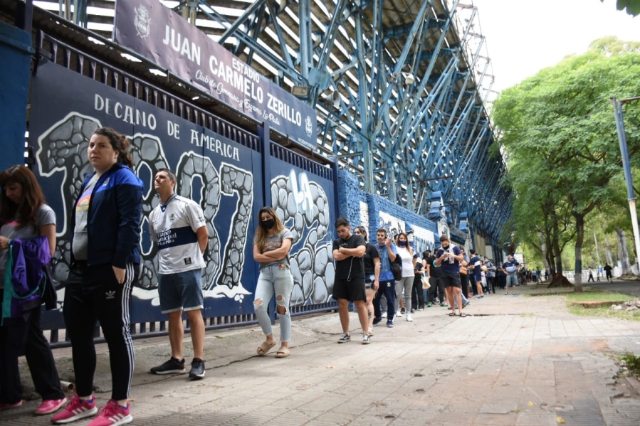 Fila de varias cuadras en El Bosque para sacar entradas del clásico platense