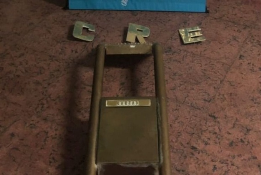 Tres jóvenes presos por robarse un buzón de bronce de un edificio platense