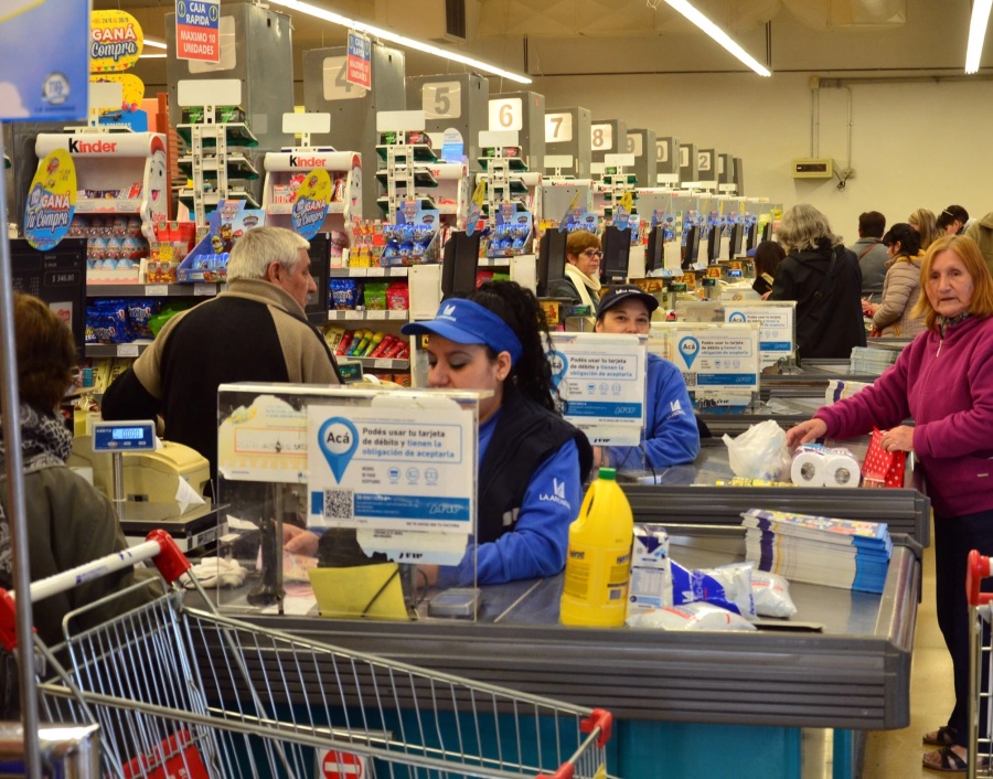 ¿Adiós a los snacks, jugos y golosinas en líneas de cajas registradoras? Avanza en la Legislatura un proyecto prohibitivo