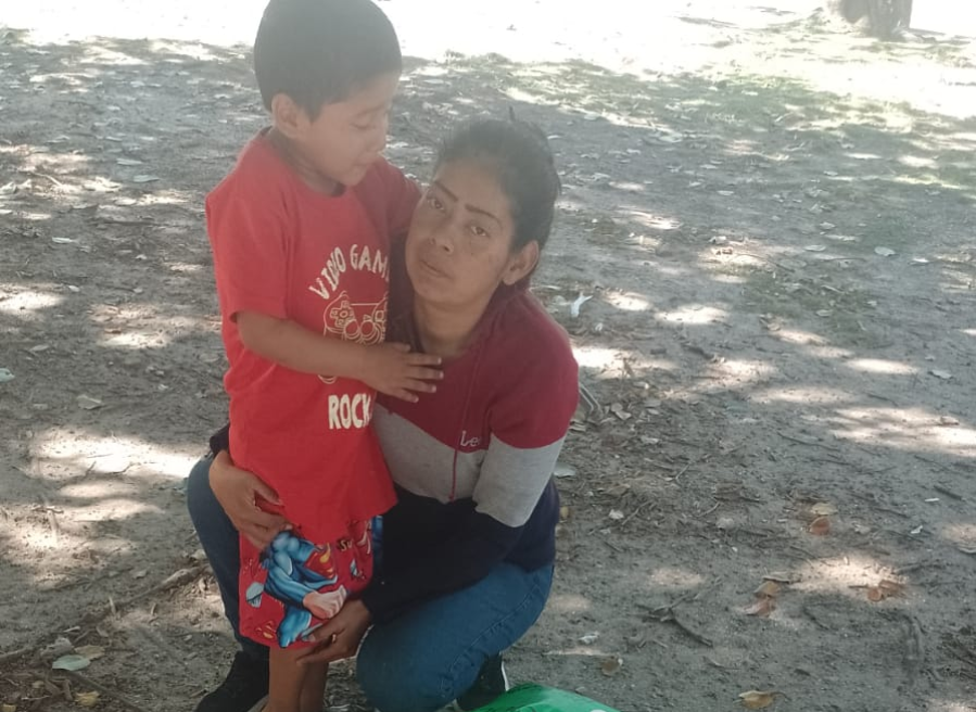 Dormía con sus nenes en Plaza San Martín, se destapó una triste historia y una vecina de 27 y 91 se convirtió en heroína