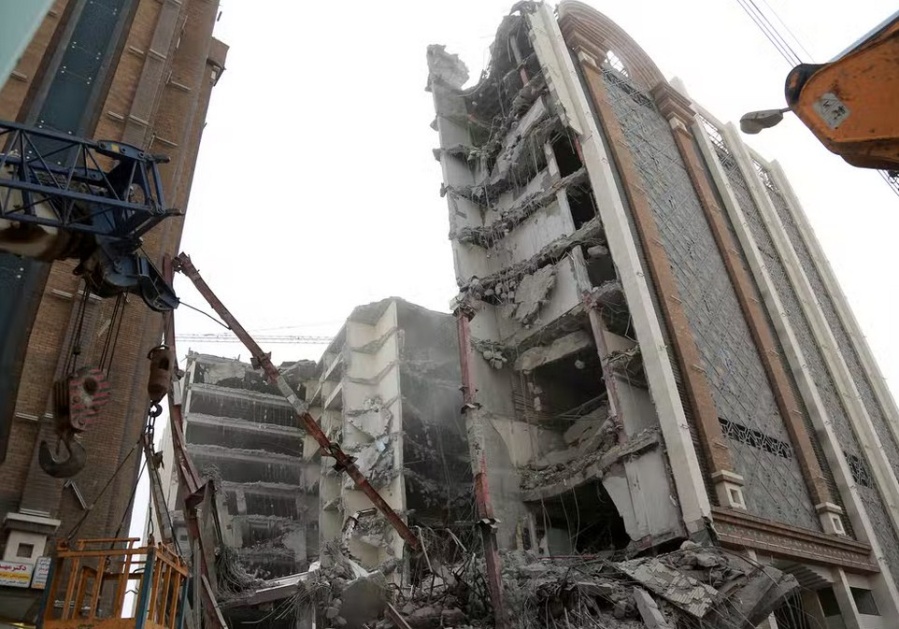 Murieron al menos diez personas en un derrumbe en Irán