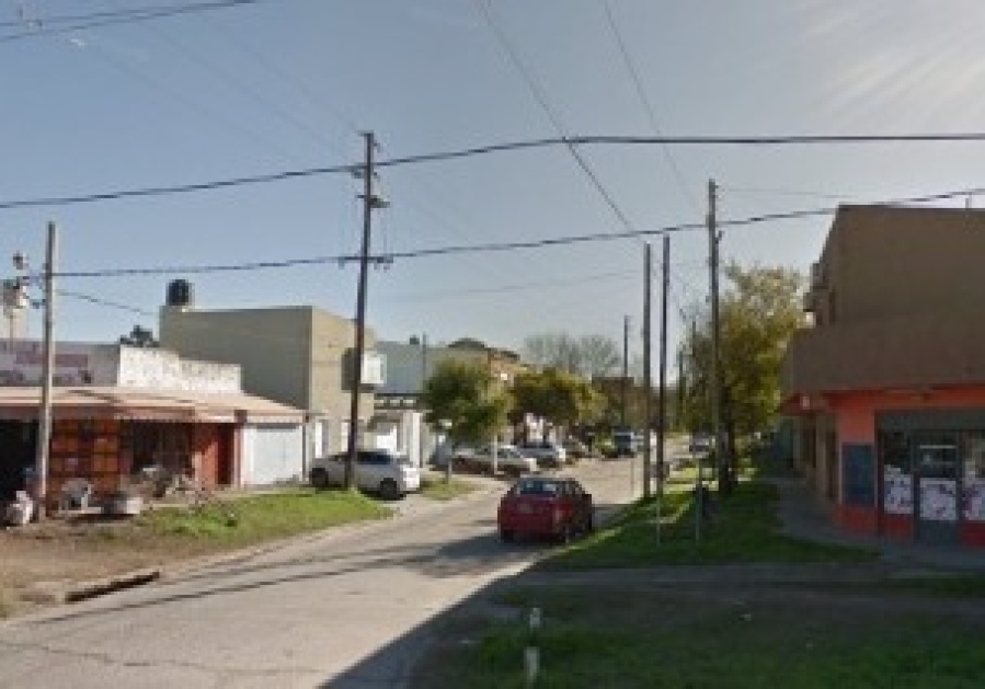 Varios vecinos de Los Hornos reclaman la falta de agua en casi 5 cuadras