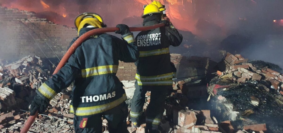 Se incendió una casa en Ensenada y dentro de ella murió un hombre de 54 años