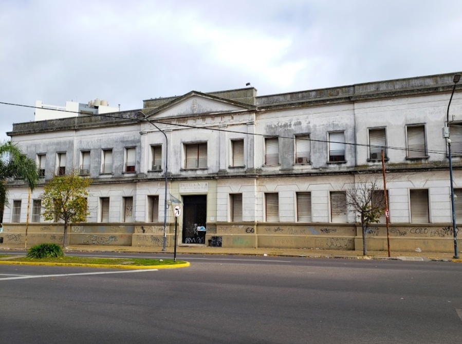 Evacuaron la Escuela 8 de La Plata por un escape de gas en una obra de 16 y 57