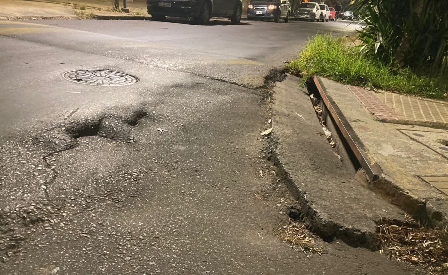 Vecinos de barrio Norte denuncian un ”hundimiento del pavimento”