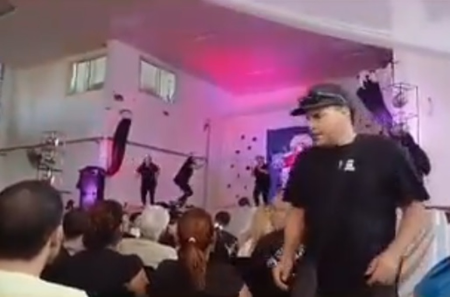 A las piñas en un acto escolar de fin de año: se salió de control e intervino la Policía Bonaerense