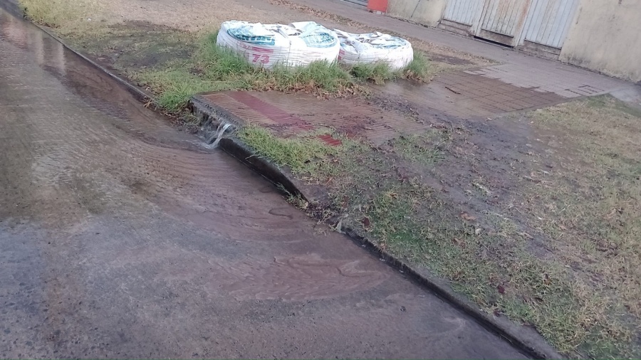 Una gran pérdida de agua potable preocupa a los vecinos de calle 143 y 62