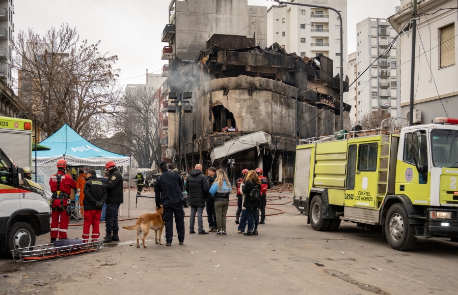 El post incendio: 30 familias no pueden volver a sus casas y una joven quedó en la calle tras el derrumbe