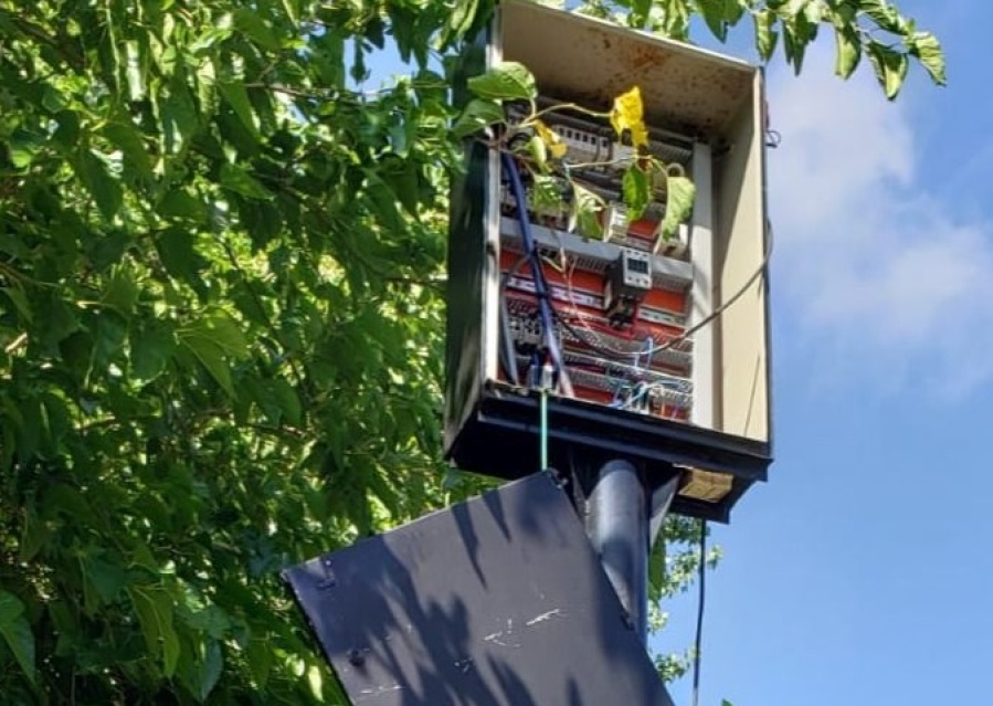 En City Bell alertaron por los cables sueltos de un tablero en una zona transitada por muchos niños