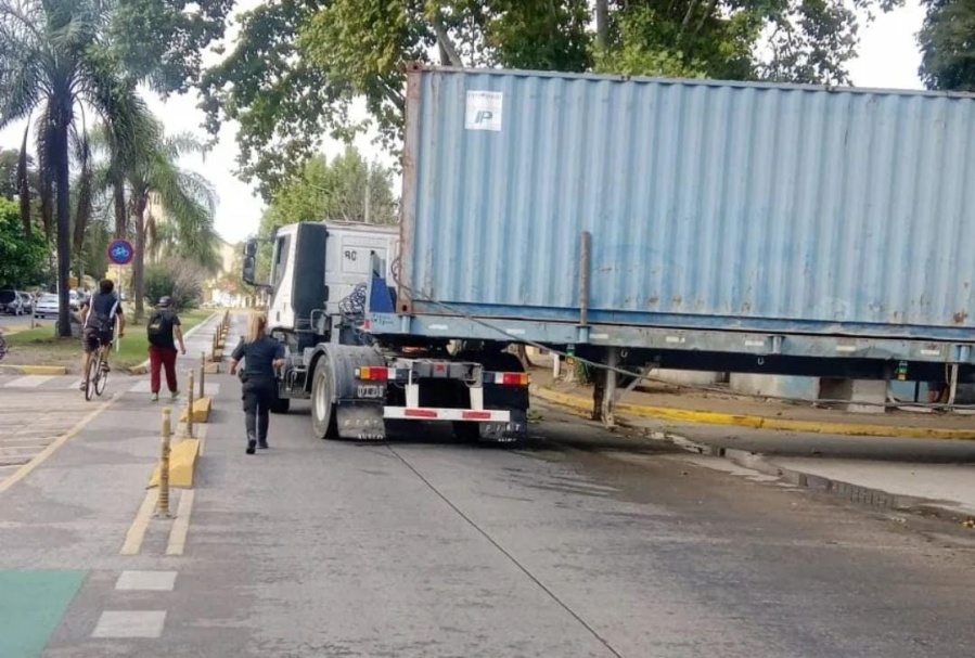 Un camión generó caos en La Plata luego de derribar cuatro postres de luz porque se ”enredó” entre los cables