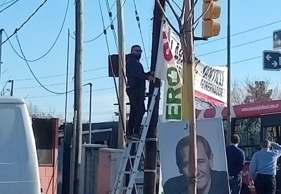 Guillermo Escudero denunció que empleados municipales sacaron sus carteles para poner los de Garro en 32 y 143