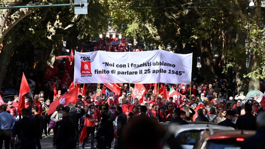 Más de 100 mil personas se movilizaron en una manifestación antifascista en Roma
