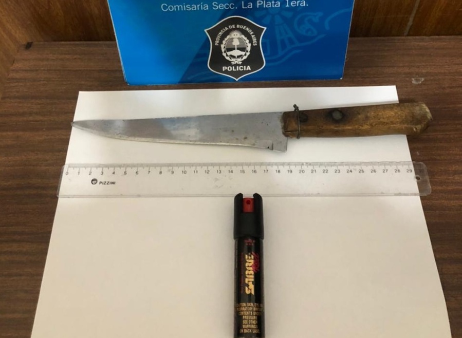 Armados y con gas pimienta, atacaron a una pareja para robarles en el centro de La Plata