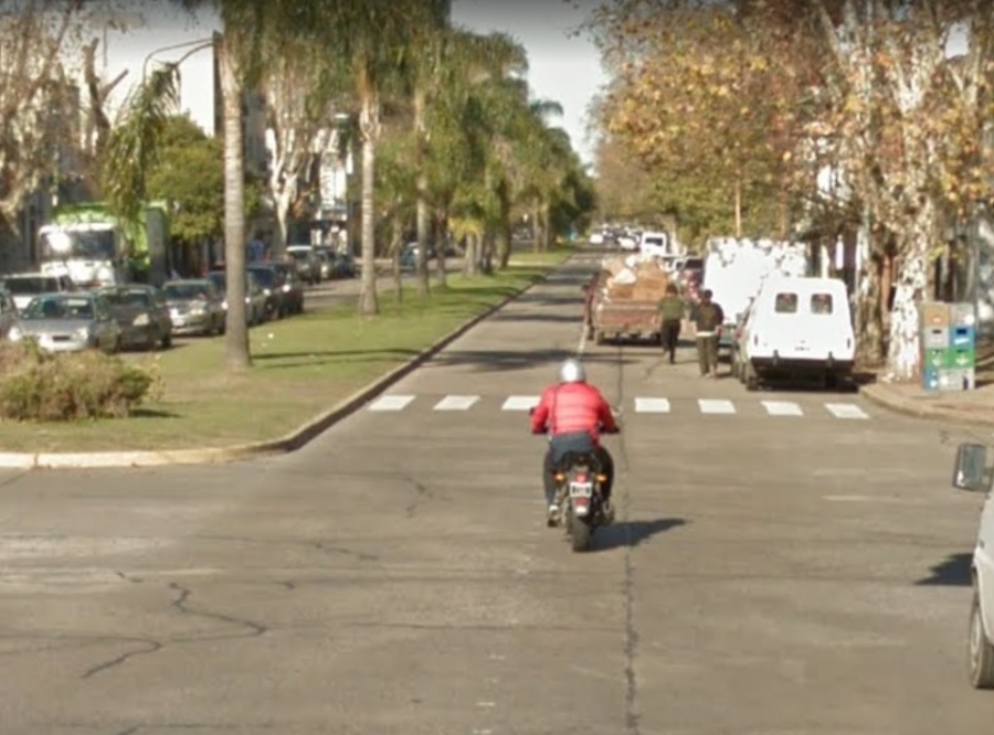 Iba en moto por Diagonal 74 y 61 con su bebé, una mujer la frenó y le regaló sorpresivamente su casco: “Me largué a llorar”
