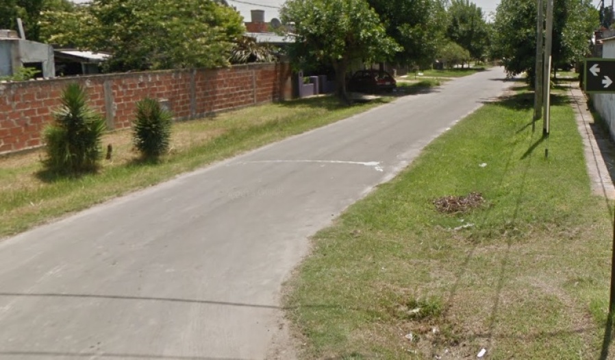 ”La gente no tiene vereda y tiene que caminar por la calle”: en Lisandro Olmos reclaman por mejoras en el barrio