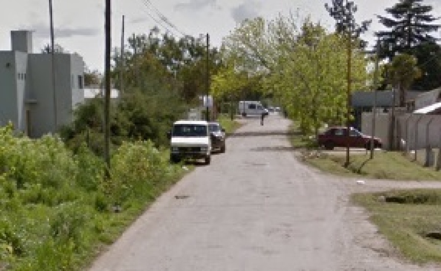 Estaban esperando el colectivo en City Bell, los interceptaron dos ladrones y se llevaron 35 mil dólares