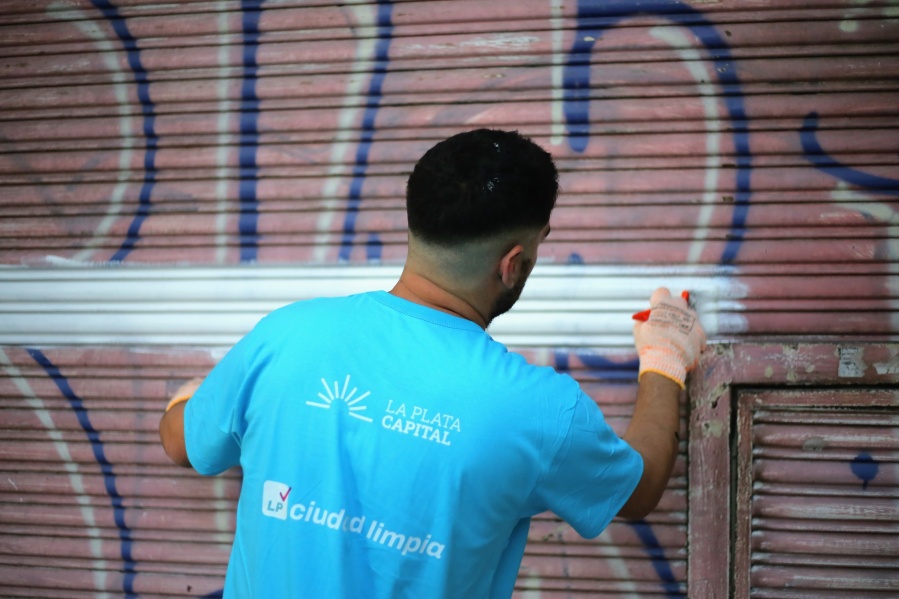 Se repintó el Normal 3 de La Plata y ”le cambiaron el rostro” a comercios, casas e instituciones de la zona de Plaza Rocha