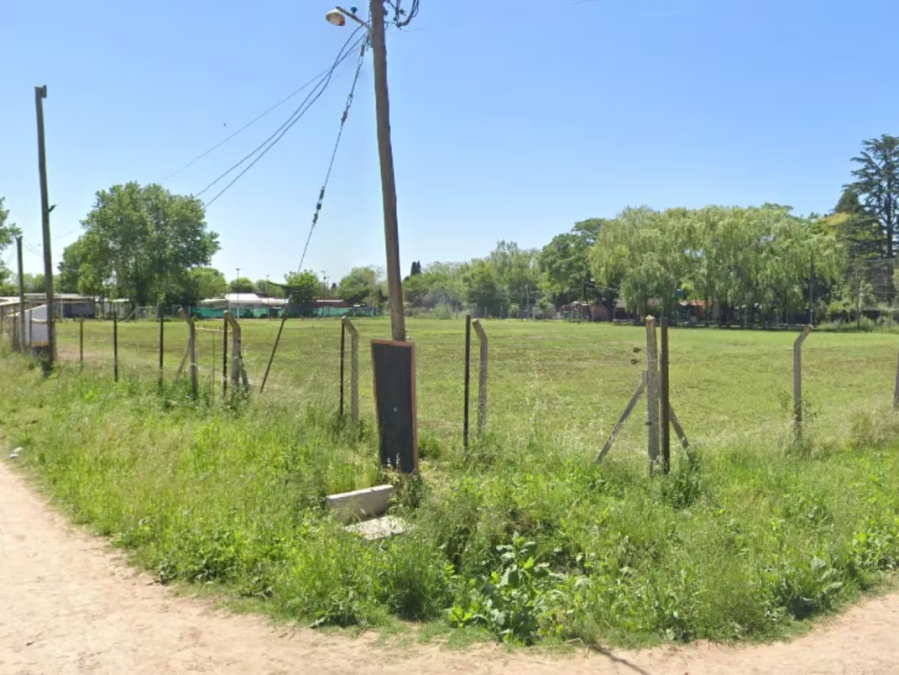 Conmoción tras conocerse que un joven de 25 años fue asesinado a puñaladas y quemaron su cuerpo en una cancha de fútbol