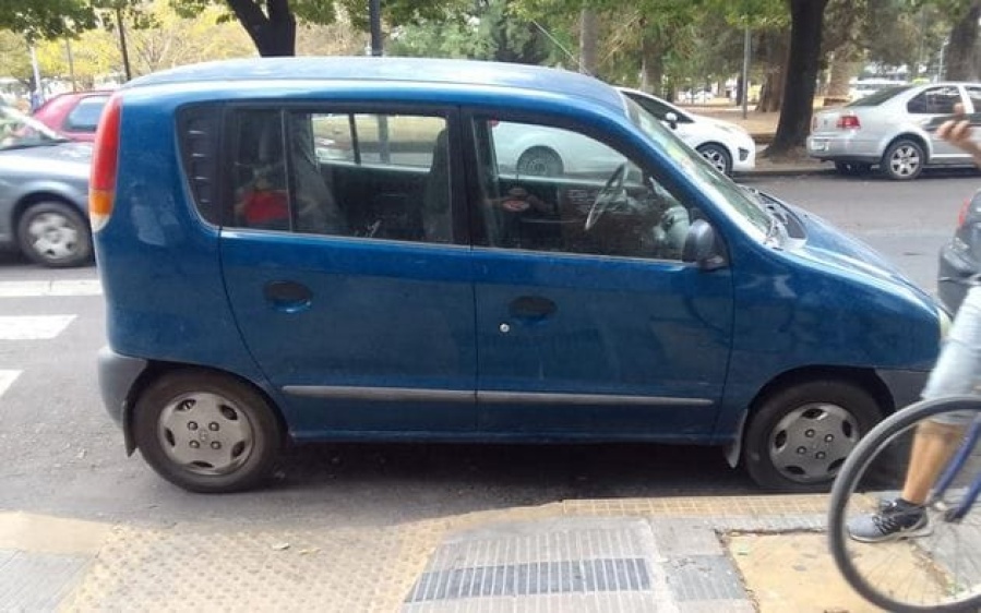Vecinos del centro platense reclamaron que un auto estuvo más de 5 horas tapando una rampa para discapacitados
