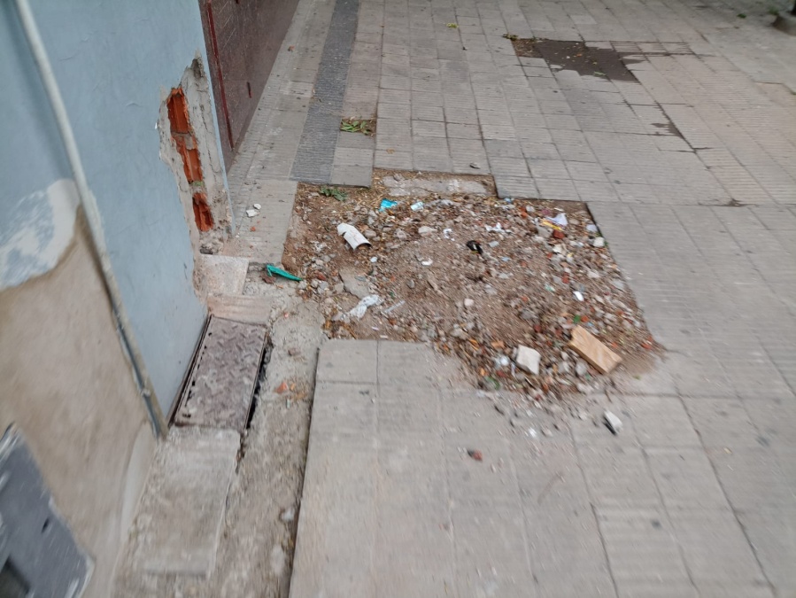 Vecinos reclaman que rompieron una vereda para hacer una reparación y nunca la arreglaron