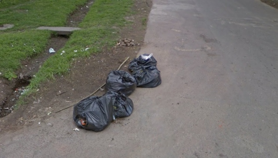 Vecinos de Tolosa piden por un conteiner de basura: “En verano sufrimos el olor que desprende que esté todo a la intemperie”