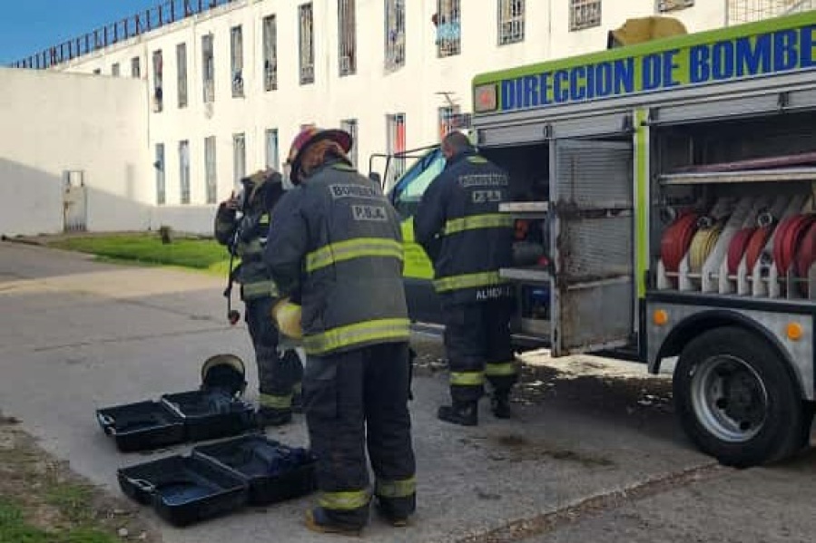Con internos y voluntarios: Bomberos de Villa Elvira Realizaron un simulacro de incendio en una cárcel de La Plata