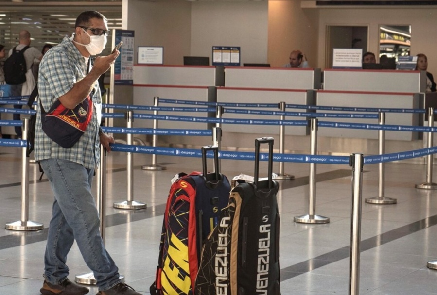 Allanaron el Aeropuerto de Ezeiza por una pasajera que denunció que le robaron 25 mil dólares de su valija