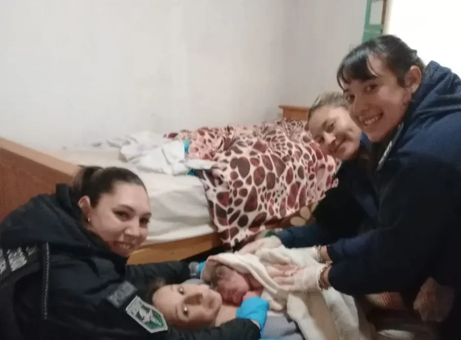 Policías de La Plata ayudaron a una mujer a dar a luz antes de que llegara la ambulancia