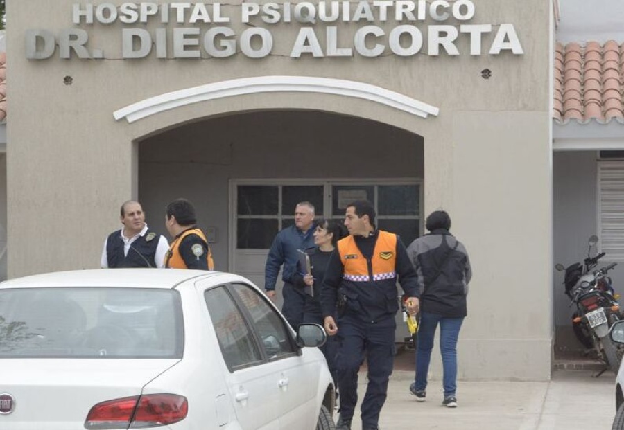 Un hombre está acusado de abusar de su propia hija con esquizofrenia y dejarla embarazada