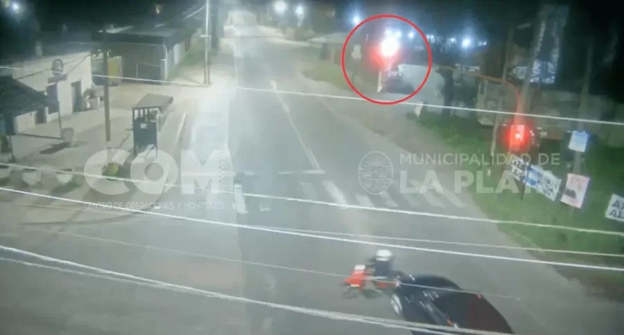Brutal choque en La Plata: un BMW cruzó en rojo, embistió a una moto y se fugó