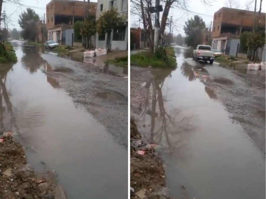 El agua de los desagües tapados tras la lluvia se desbordan sobre la calle en Villa Elvira