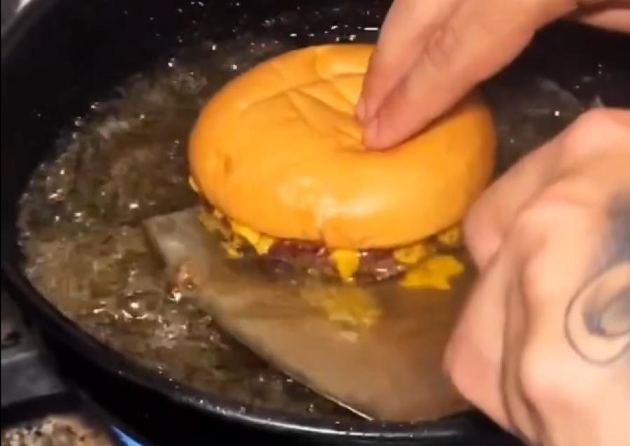 Una hamburguesa ”frita” desató la polémica en las redes sociales por su aceitosa preparación: ”Les faltó freír la bebida”
