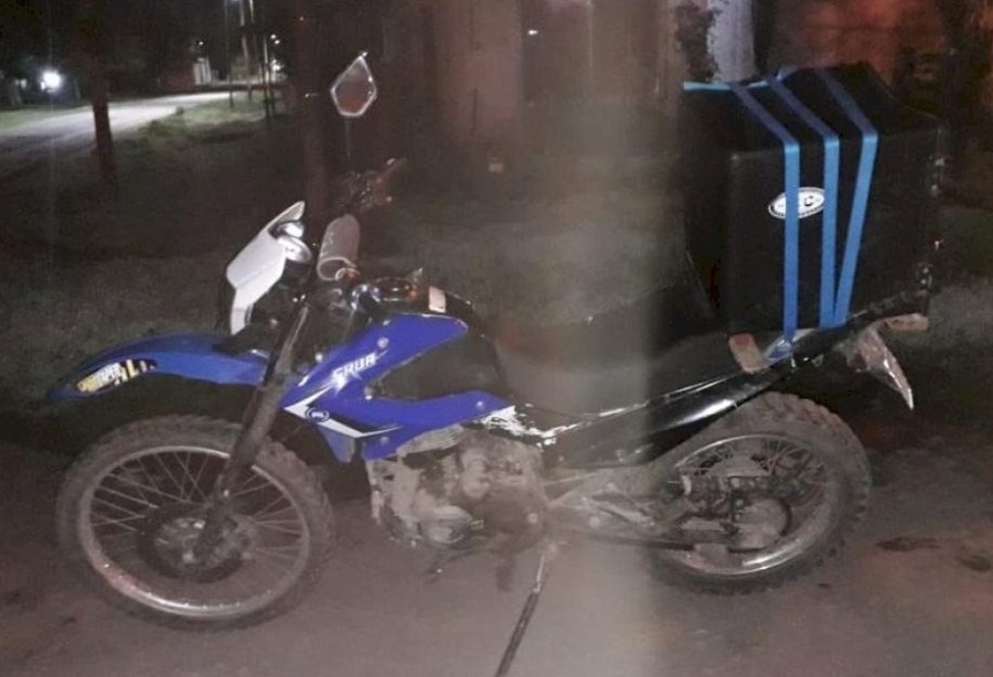 Llevaba en la moto a su amigo por Abasto, se desvaneció, lo intentó reanimar pero no le pudo salvar la vida