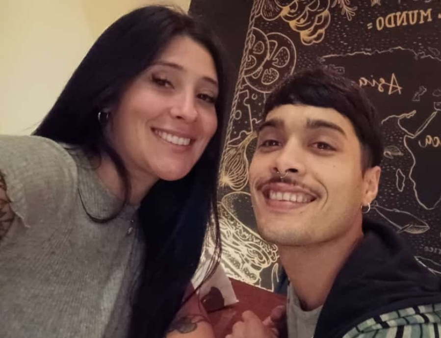 ”Nos gusta darle cariño”: quiere ser el “rey de las uvas” de La Plata junto a su novia y mantiene múltiples vidas