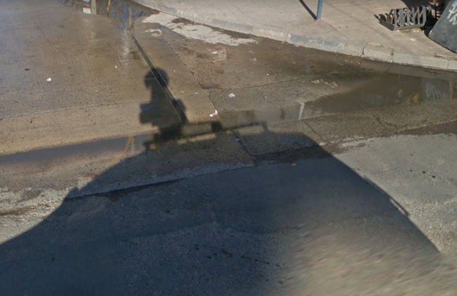 En 60 y 143 se quejaron por los pozos y la acumulación de agua en una esquina bastante concurrida