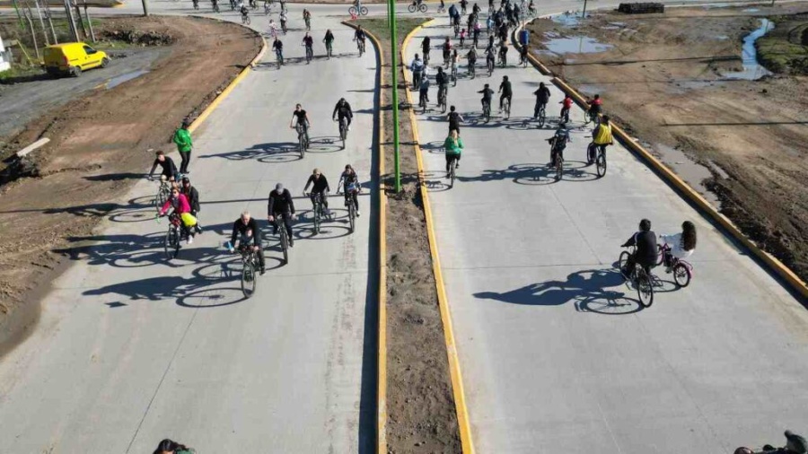 Con una bicicleteada familiar, inauguraron el primer tramo urbano de la Autovía Rivadavia