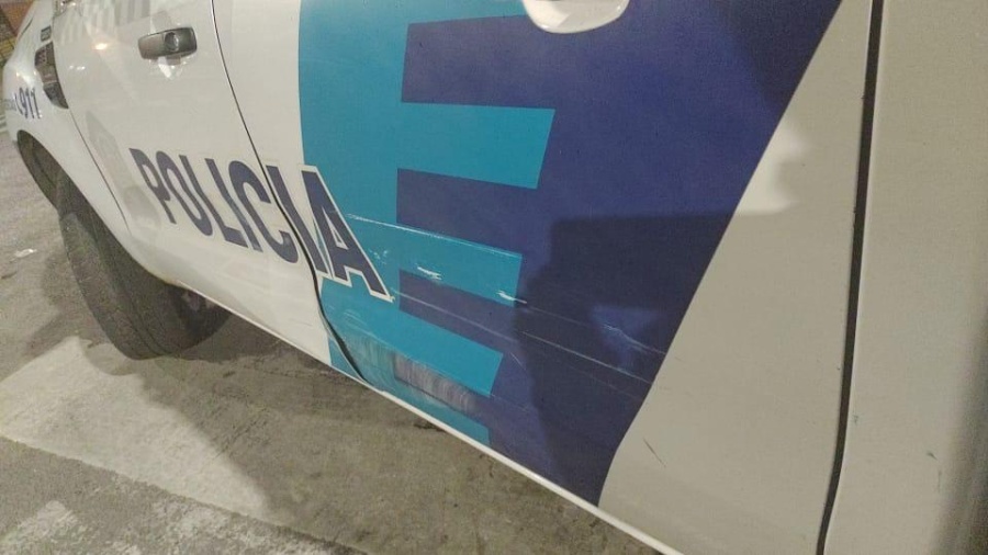 Ladrones se chocaron un auto, un patrullero y atropellaron a un policía en La Plata