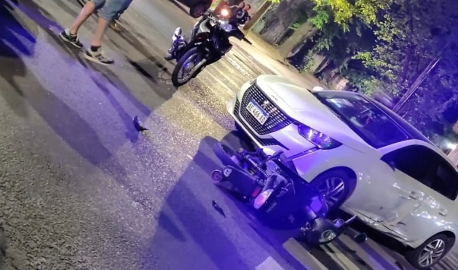 Un terrible choque entre un auto y una moto en La Plata dejó un herido de gravedad