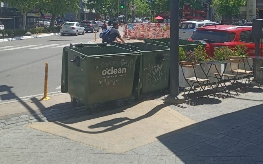 Vecinos se quejaron por los contenedores de basura que impiden pasar por las rampas de discapacitados en diagonal 74 y 49