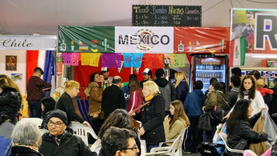 Comienza el programa ”Colectividades al Paso” en La Plata: habrá comidas típicas y espectáculos