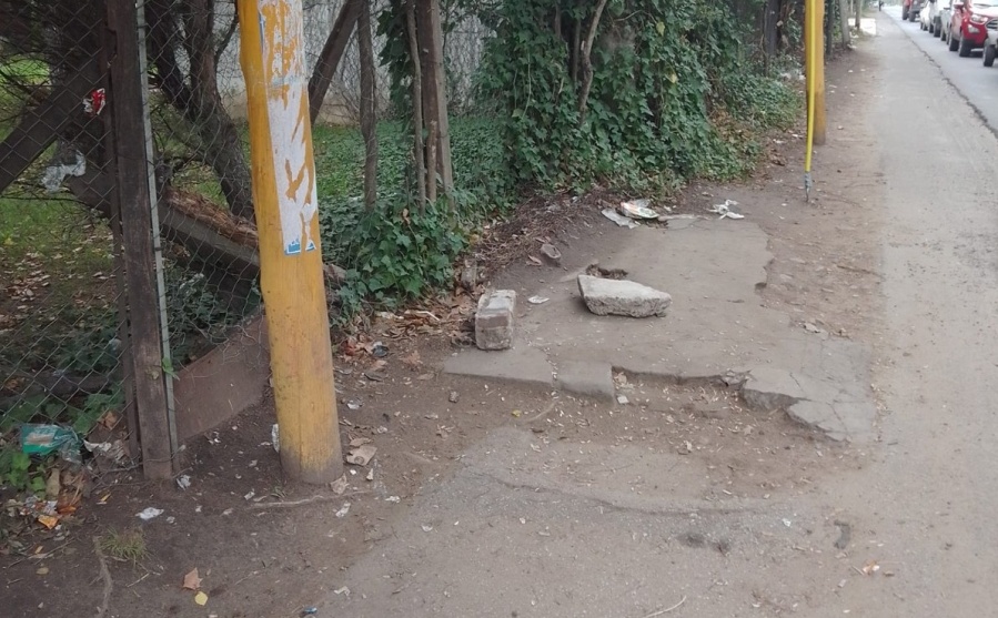 Vecinos piden una garita en una parada de micro ubicada en Camino General Belgrano y 462