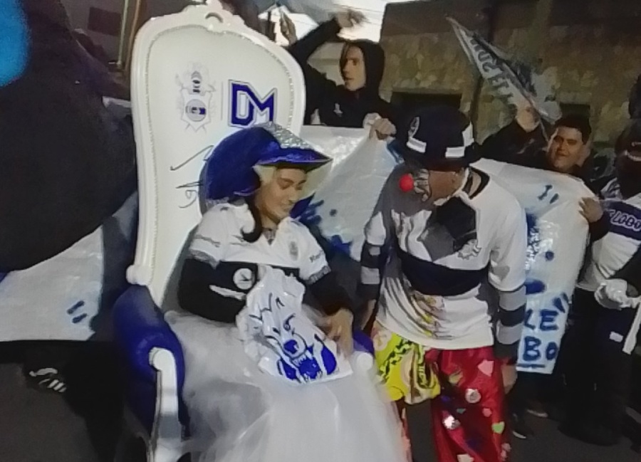 Tomaba la merienda en 21 y 77, y una impactante caravana la dejó sin palabras en su cumple de 15: ”Lloraba de los nervios”