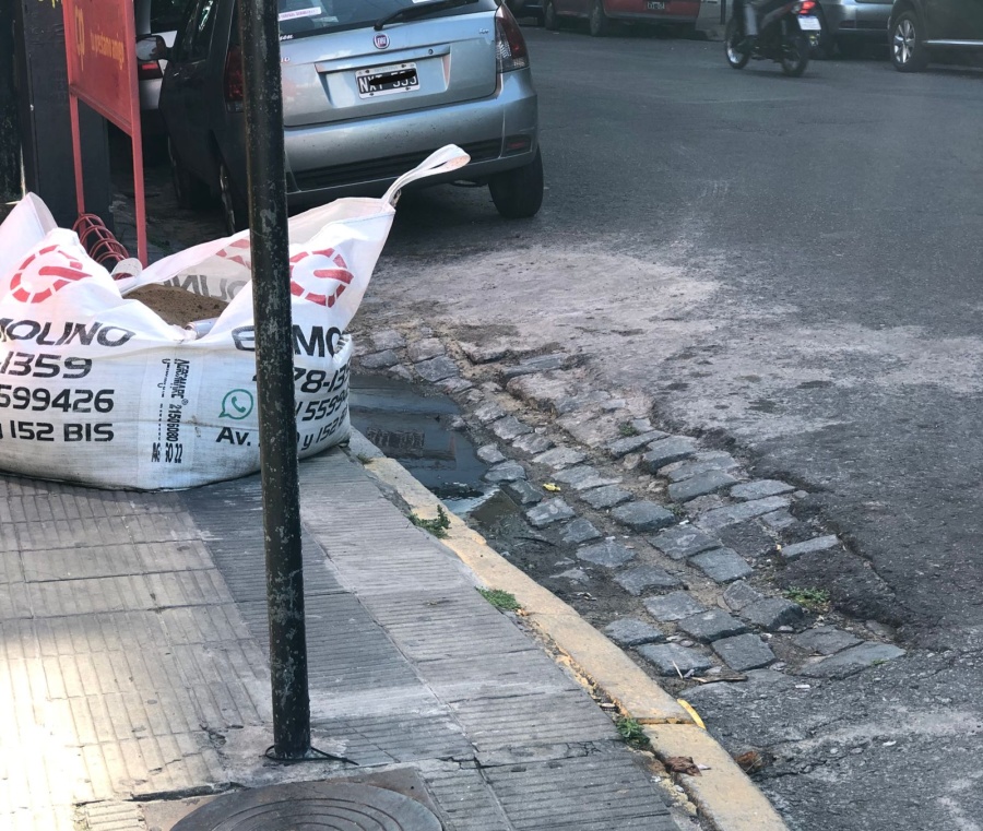 Vecinos reclaman por un gran pozo en 7 y 45